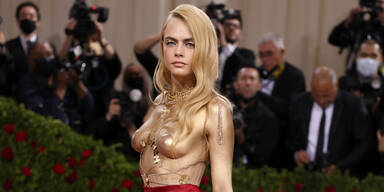 Cara Delevingne oben ohne bei der MET Gala