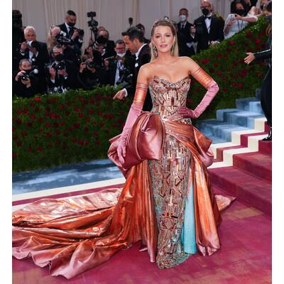 Zendaya bei den Emmy Awards in einem Kleid von Valentino