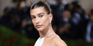 Hailey Bieber trägt Miniröcke auch an kalten Tagen