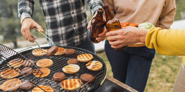 Achtung: Dieses beliebte Getränk sollten Sie beim Grillen weglassen!