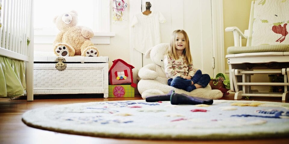 Mädchen sitzt im Kinderzimmer