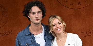 Oli Green und Sienna Miller haben sich 2021 kennengelernt. Seit Februar 2022 sind sie ein Paar.&nbsp;
