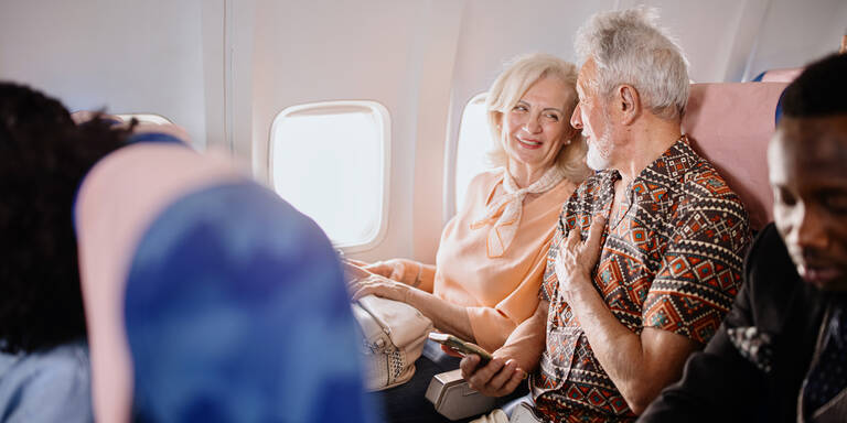 Ab DIESEM Alter sollten Sie im Flugzeug nicht mehr nebeneinandersitzen