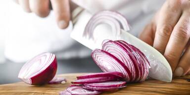 Nie wieder Tränen beim Zwiebelschneiden – mit diesem Küchenrollen-Trick