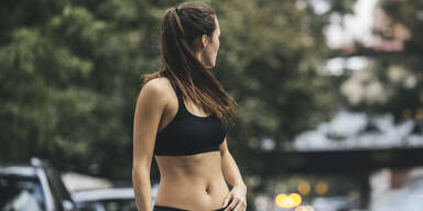 Flacher Bauch im Sitzen: Mit diesem Workout schmilzt Ihr Bauchfett