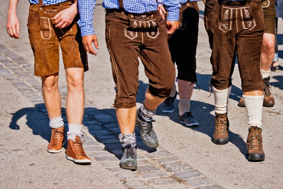 Dirndl und Lederhose richtig waschen: So wird Ihre Tracht wieder sauber