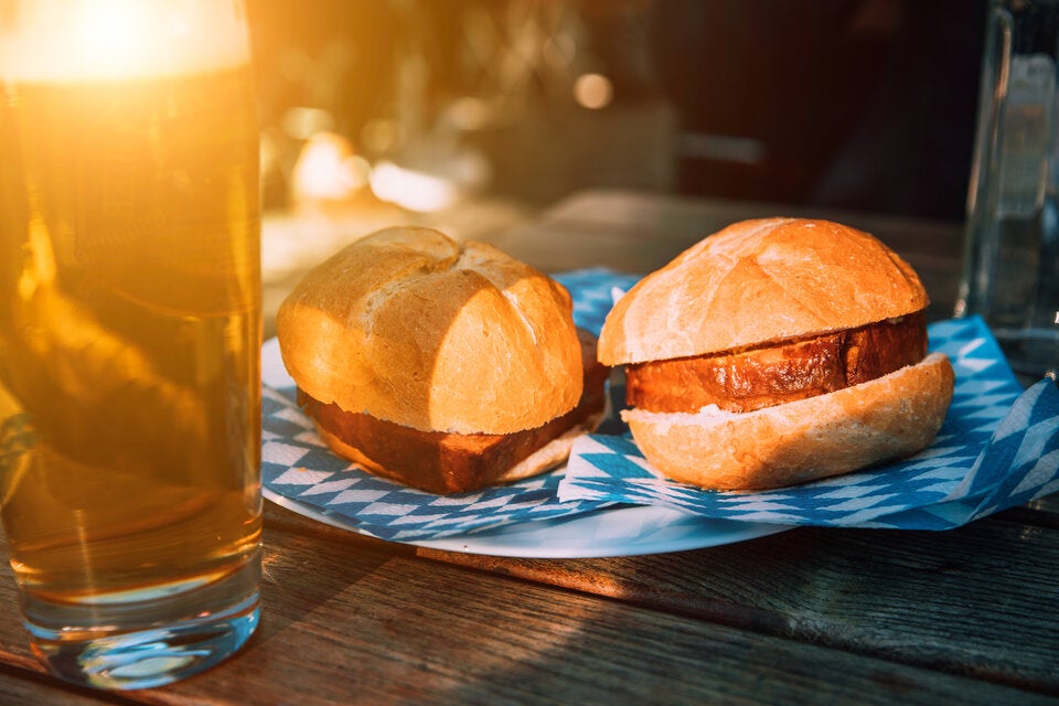 Kalorienfalle Oktoberfest: So viele Kalorien stecken in Brezel, Bier und Co.