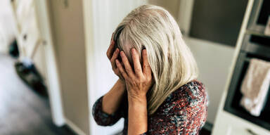 Alte Frau Wohnung Gewalt