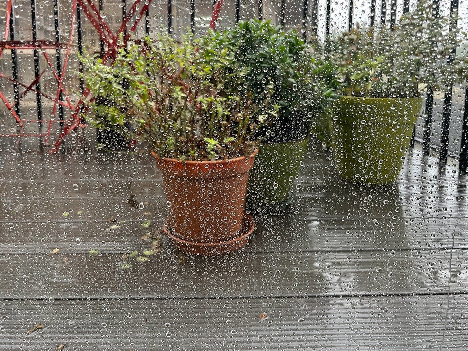 Unwetter-Gefahr: So machen Sie Balkon und Terrasse sturmsicher