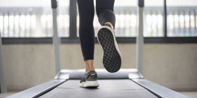 Fitnessstudio-Horror! Frau st&uuml;rzt nach Laufband-Unfall aus dem Fenster - tot!