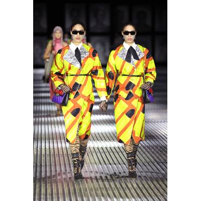 Billie Eilish & Jesse Rutherford  eingehüllt in eine Gucci-Decke mit passenden Pyjamas 