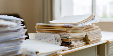 Die Aktenstapel wurden immer h&ouml;her: Es fehlte an Personal.