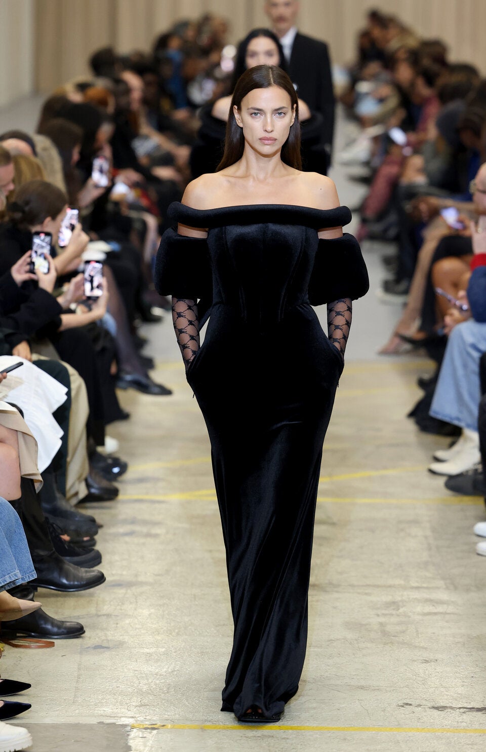 Irina Shayk trug ein schwarzes Samtkleid