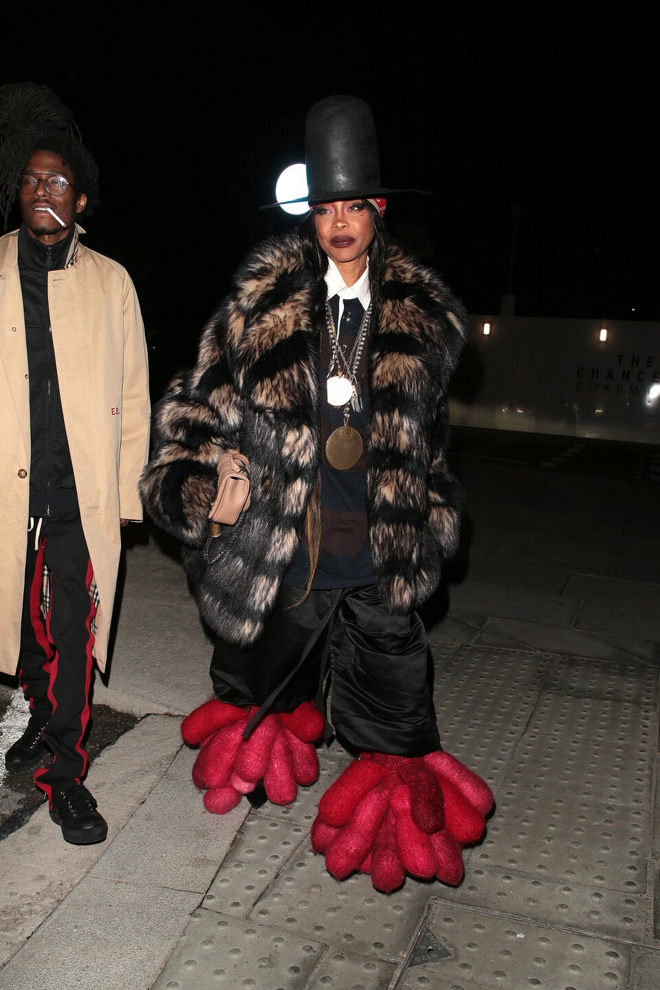 Erykha Badu in einem gewohnt extravaganten Ourfit