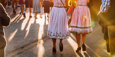 Oktoberfest-Flecken: Mit diesem Putz-Trick entfernen Sie Bier, Senf und Co. blitzschnell