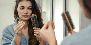 Haarausfall kann viele unterschiedliche Gründe haben.