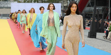 Bella Hadid im Nacktanzug