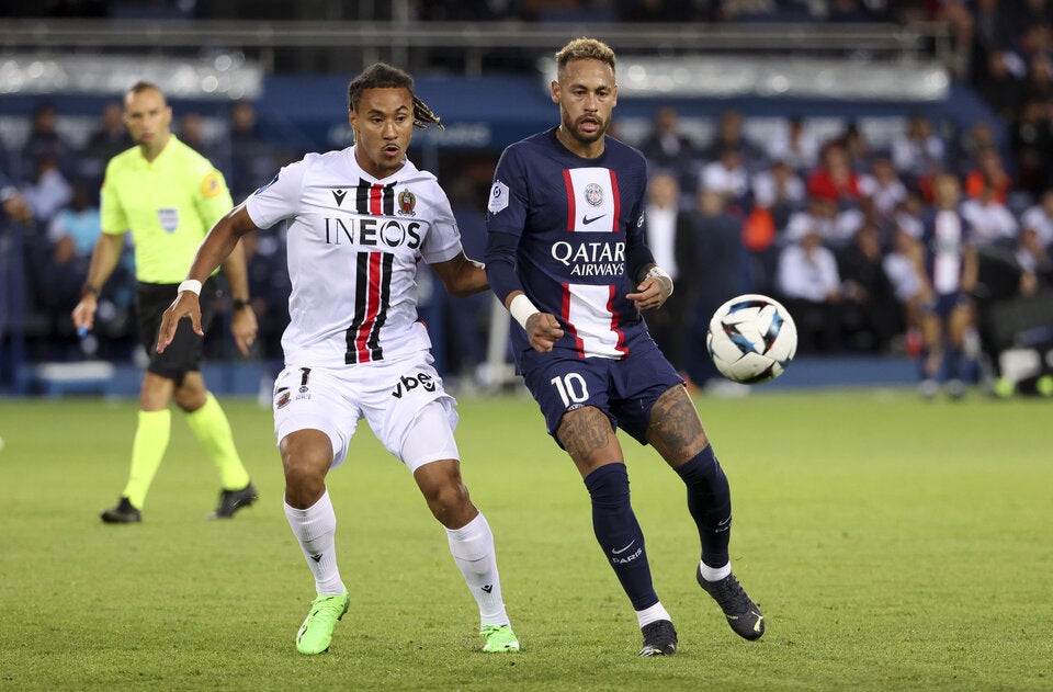 Alexis Beka Beka im Zweikampf mit Neymar