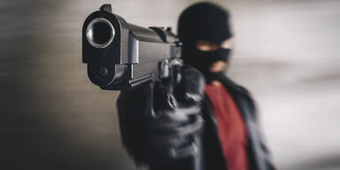 Bewaffneter Räuber überfiel Geschäft: Alarmfahndung