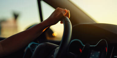 Raserin Frau am Steuer