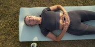 So bekommen Sie einen straffen Bauch im Liegen!