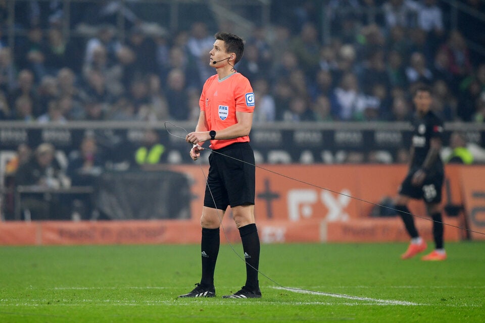 Technisches KO im Fußball - Kaputte Kamera unterbricht Bundesliga-Topspiel