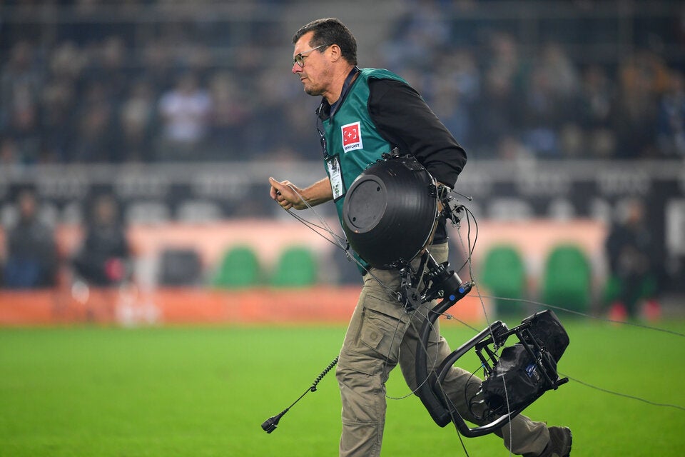 Technisches KO im Fußball - Kaputte Kamera unterbricht Bundesliga-Topspiel