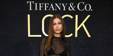 Hailey Bieber im Nacktkleid