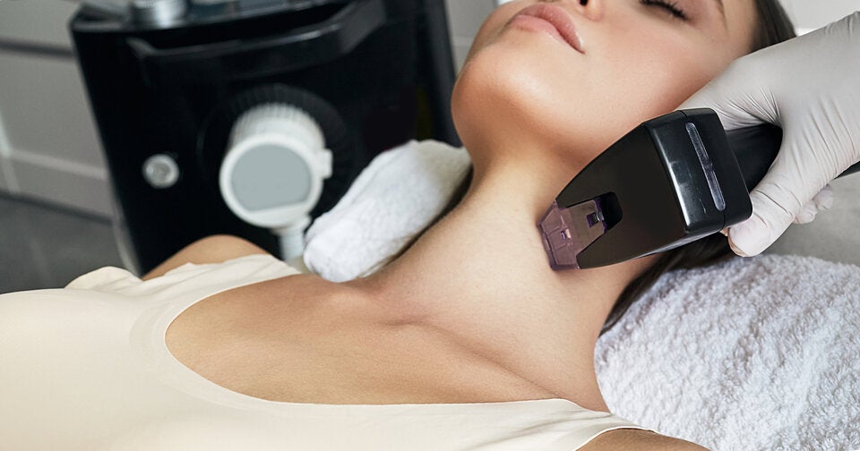 Die Behandlung vereint mit Radiofrequenztherapie und Needling zwei bewährte Anti-Aging-Methoden.  