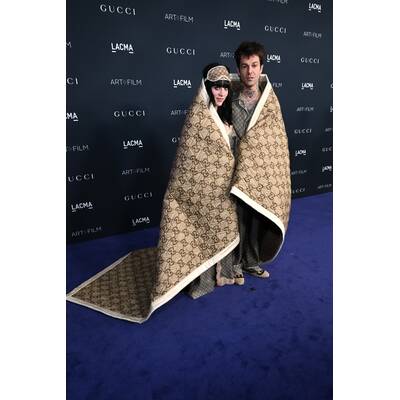 Billie Eilish & Jesse Rutherford  eingehüllt in eine Gucci-Decke mit passenden Pyjamas 