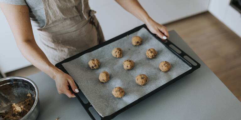 Vorsicht beim Keksebacken: Ist weißes Backpapier wirklich ungesünder als braunes?