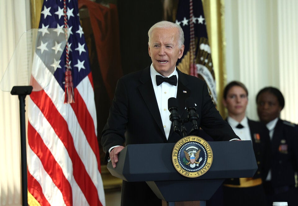 Präsident Joe Biden bei seiner Rede zu Ehren von George Clooney und weiteren Stars. 