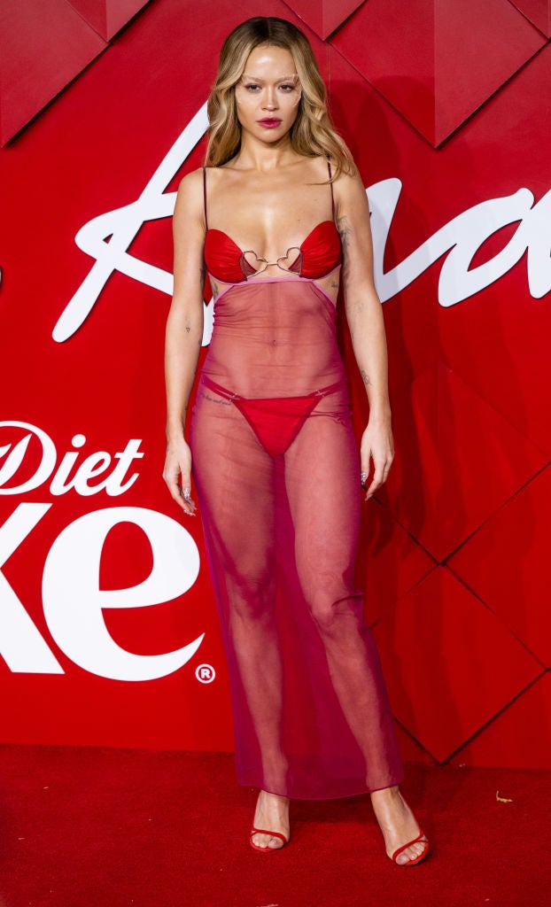 Rita Ora setzt für ihre Red-Carpet-Looks gekonnt auf Naked-Dresses im Lingerie-Style.