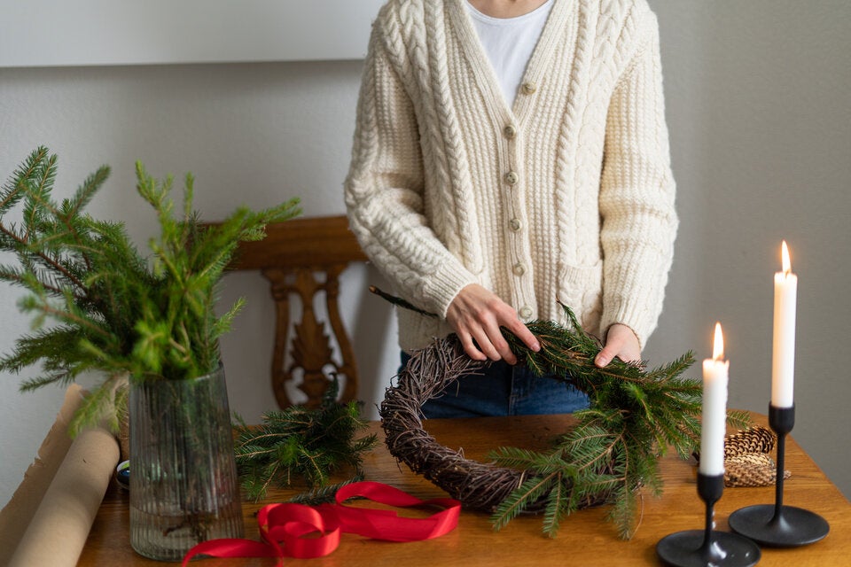 Ein Rohling oder Strohkranz erleichtert das kreisförmige Binden der Tannenzweige und garantiert, dass der Kranz symmetrisch wird.