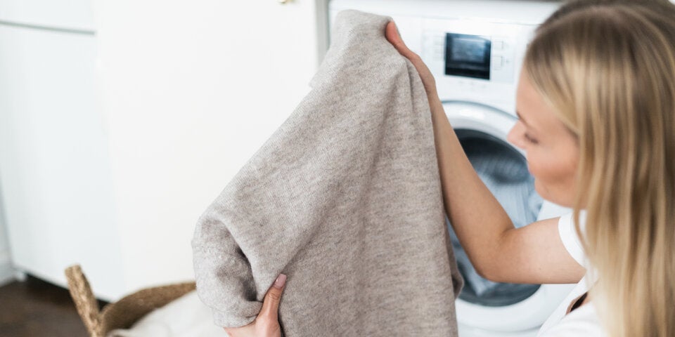 Völlig unnötig: Diese Kleidungsstücke waschen wir zu oft