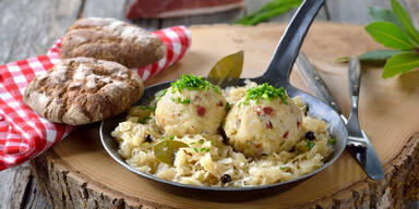 Speckkn&ouml;del mit Zwiebeln &Sauerkraut