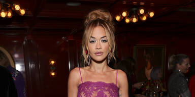Rita Ora oben ohne bei Pre-Golden-Globe Party