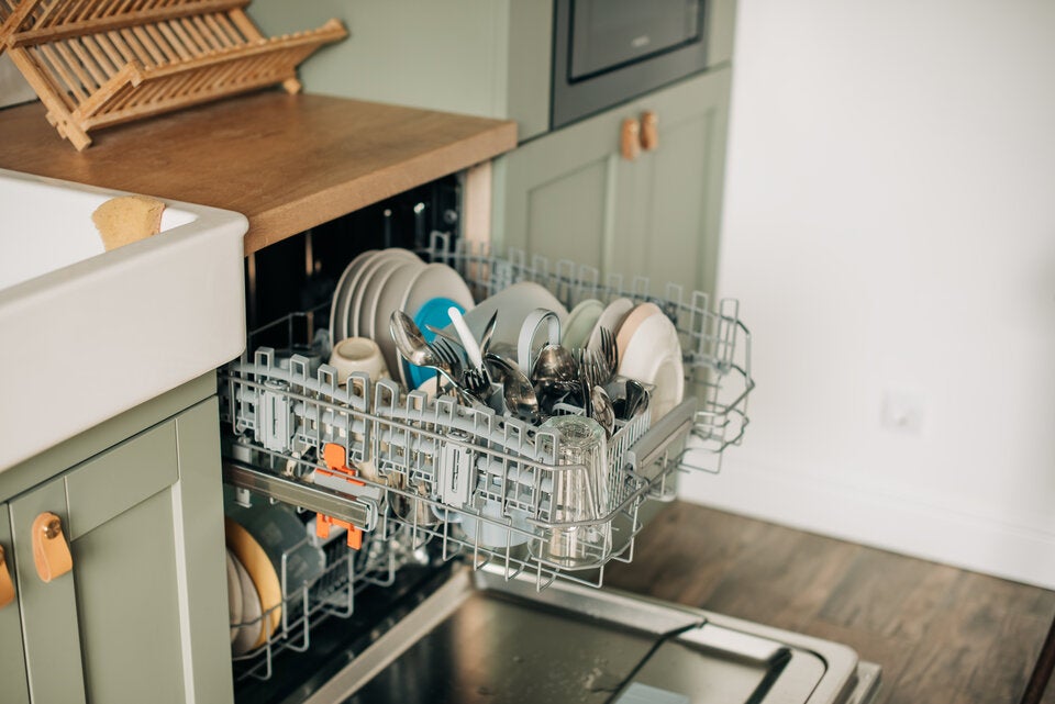 Stinkende Spülmaschine? Mit diesen Hausmitteln wird sie blitzschnell sauber