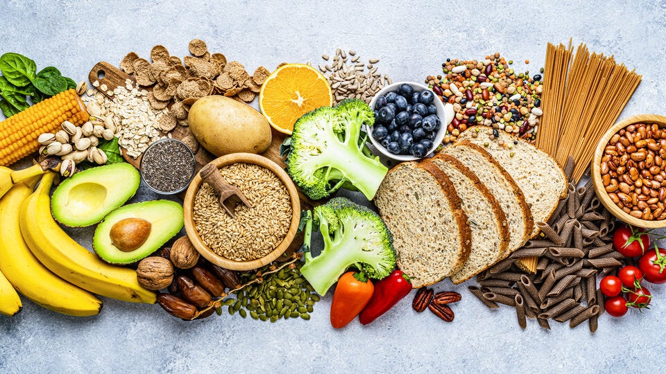 Eine ballaststoffreiche und eiweißhaltige Ernährung hilft, um Bauchfett zu verlieren.