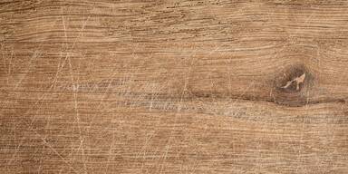 Kratzer im Parkett entfernen: Mit dem Walnuss-Trick geht's
