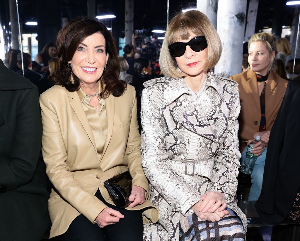 Kathy Hochul (Gouverneurin von New York) und Anna Wintour (Vogue)