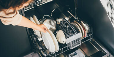 Mit diesen 4 Geschirrspül-Fehlern verschwenden Sie unnötig Geld