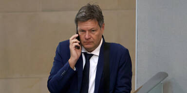 Robert Habeck am Telefon