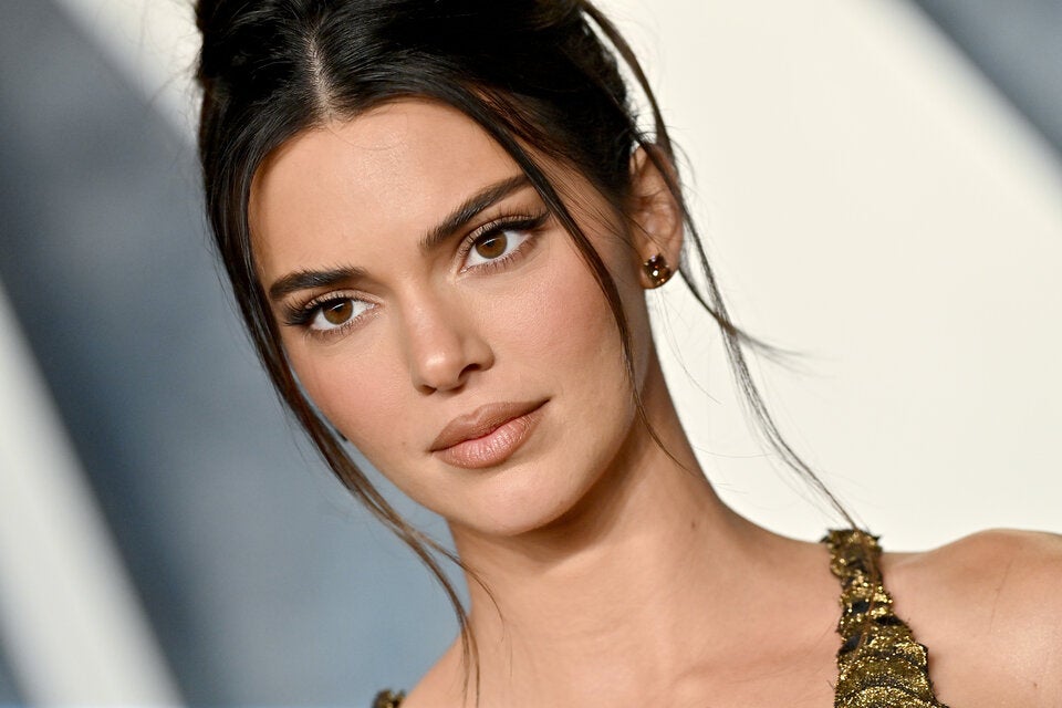 Wie ihre Model-Kollegin Bella Hadid hat sich auch Kendall Jenner ihre Augenbrauen für einen frischen Look liften lassen