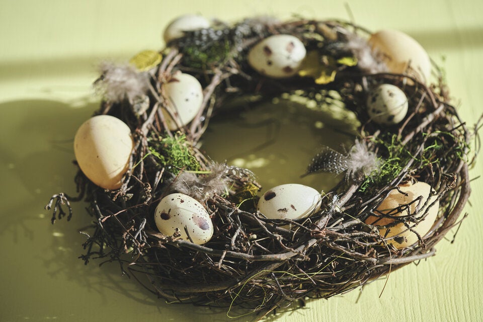 Ostern in Blüte: Dekoration aus Blüten und Zweigen