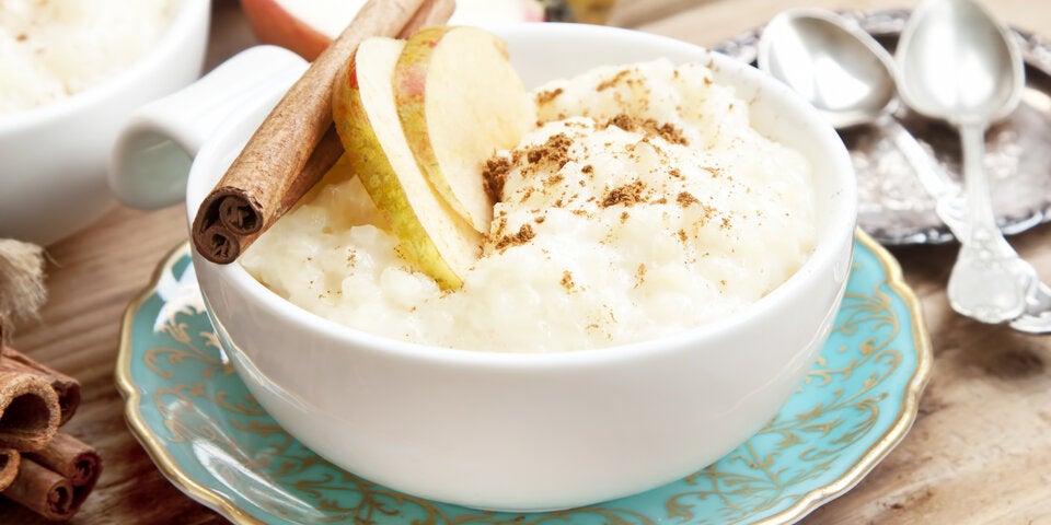 Grießpudding mit Äpfeln und Pinienkernen.