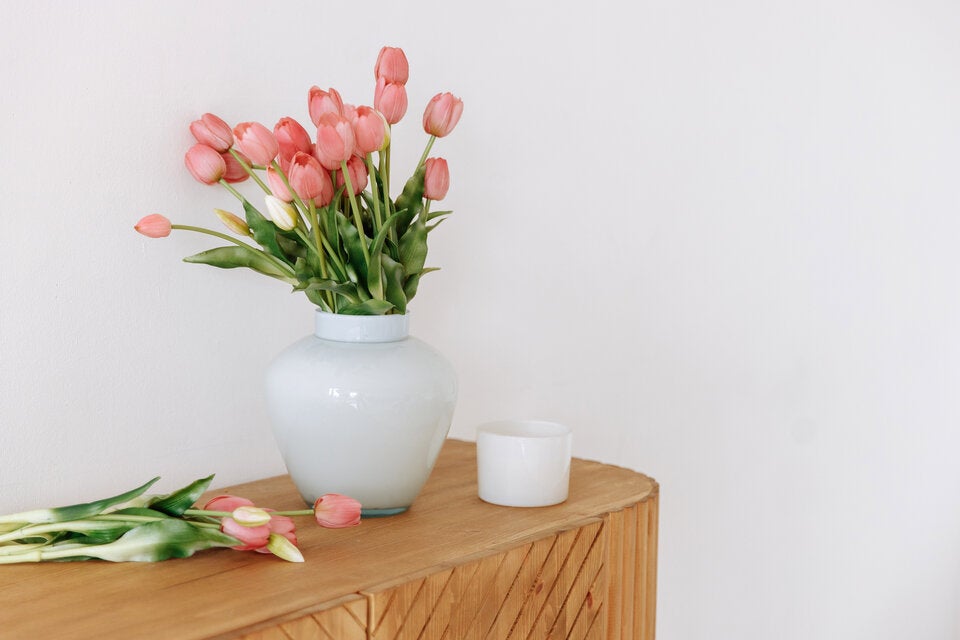 Nie wieder hängende Köpfe: Mit diesem genialen Trick halten Ihre Tulpen (fast) ewig