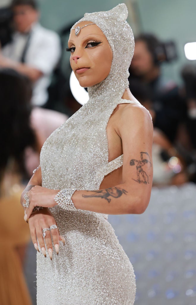 Doja Cat in Oscar de la Renta als Choupette 