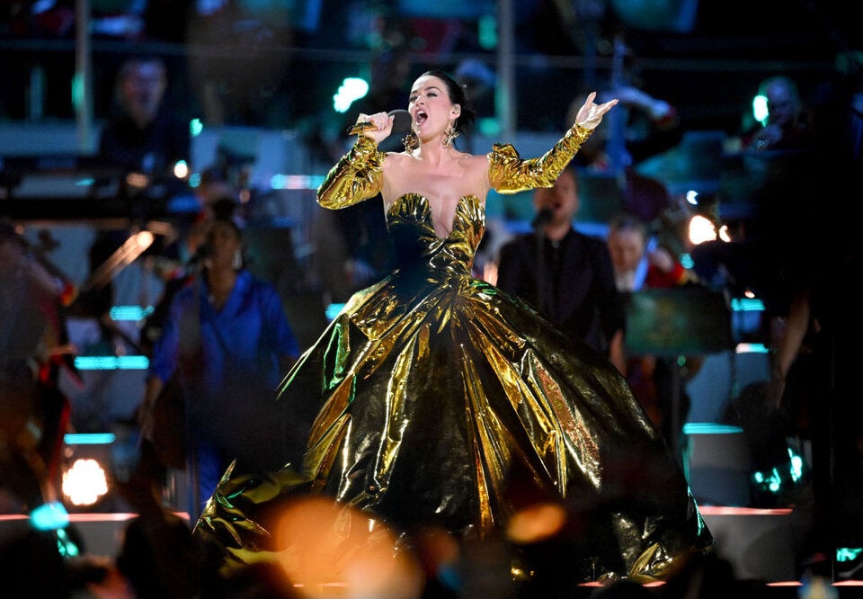 Katy Perry performte in einer goldenen Robe von Vivienne Westwood. 
