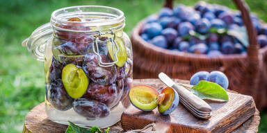 Genialer Hack: So entsteinen Sie Zwetschken blitzschnell